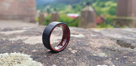 Bague en bois The Wood Stock posée sur un plan de travail