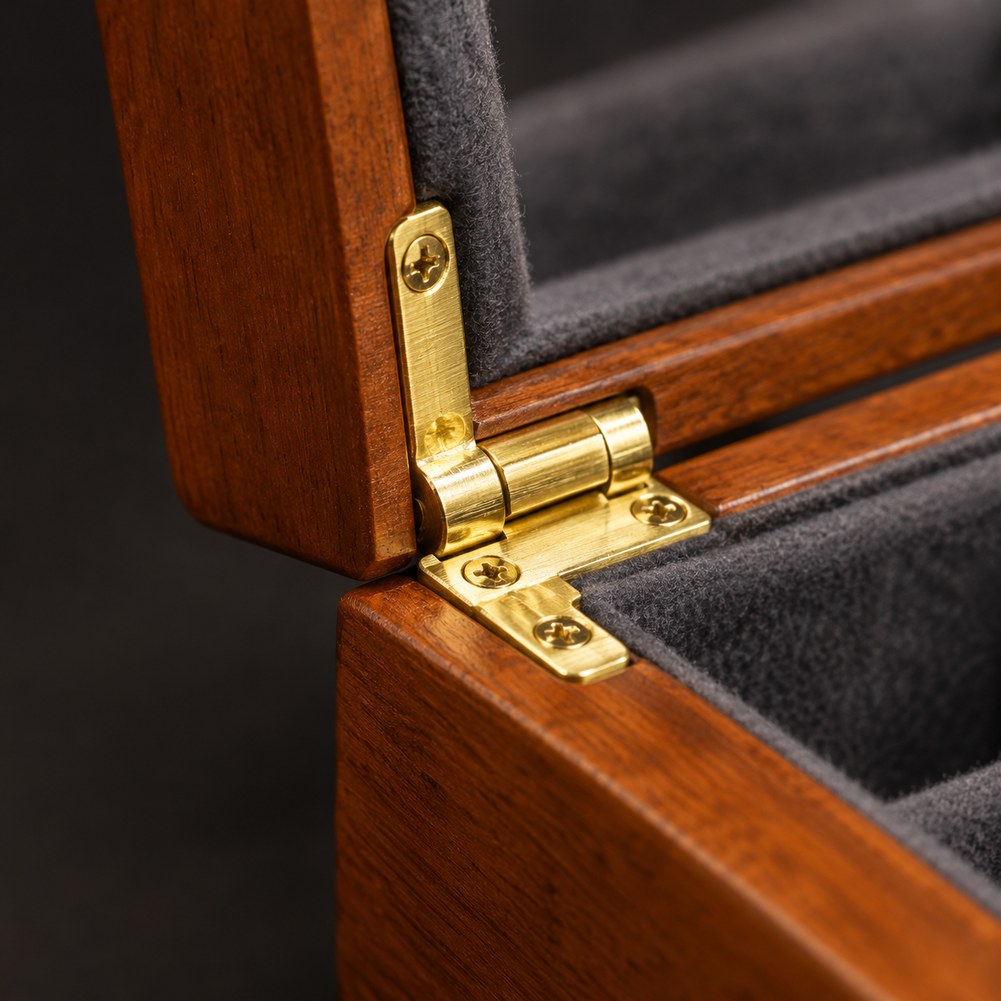 Grande Boîte à Bijoux en Bois Gris 24 Compartiments - Noria, détail de la fermeture