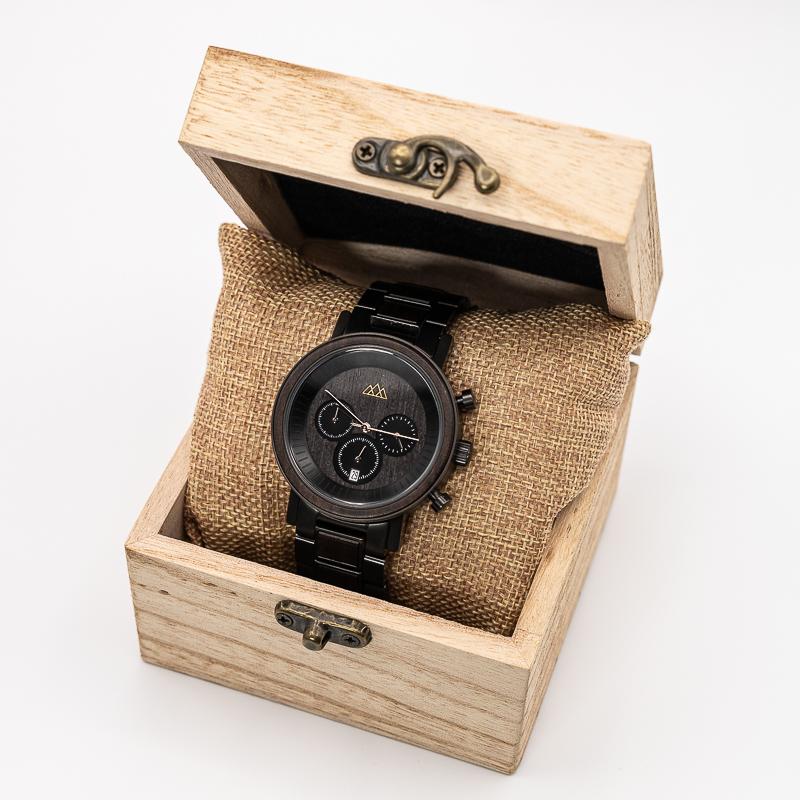 Montre en bois noir et or