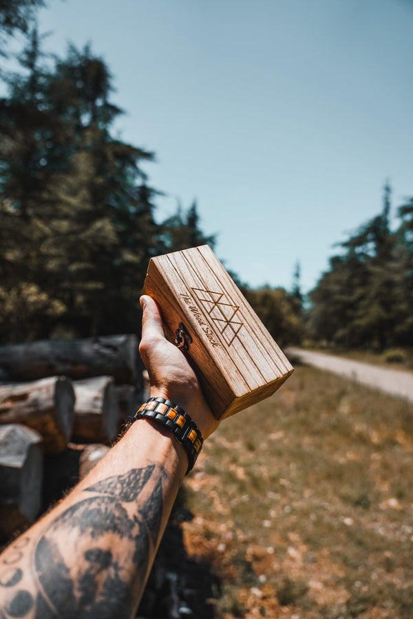 Coffret en bois The Wood Stock tenu en main en forêt
