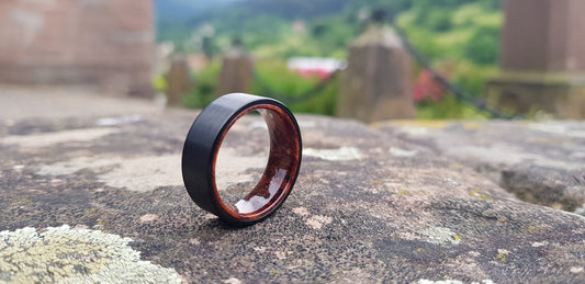 Bague en bois The Wood Stock posée sur un plan de travail