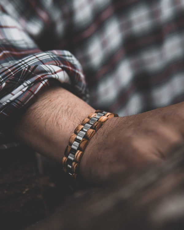 Homme portant un bracelet en bois et acier The Wood Stock