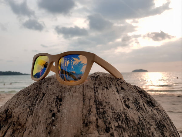 Lunettes de soleil en bois The Wood Stock face au coucher de soleil