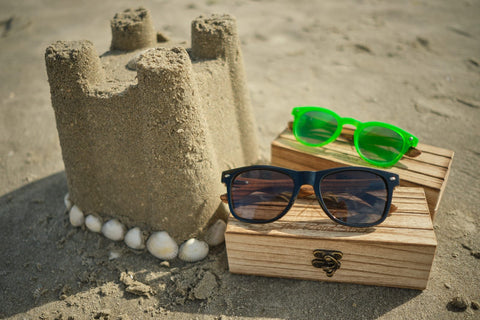 Lunettes de soleil en bois The Wood Stock posées en extérieur