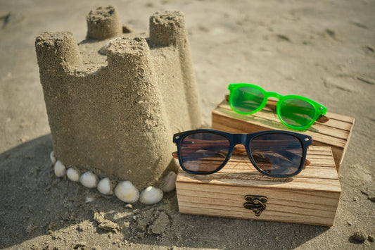 Lunettes de soleil en bois The Wood Stock posées en extérieur