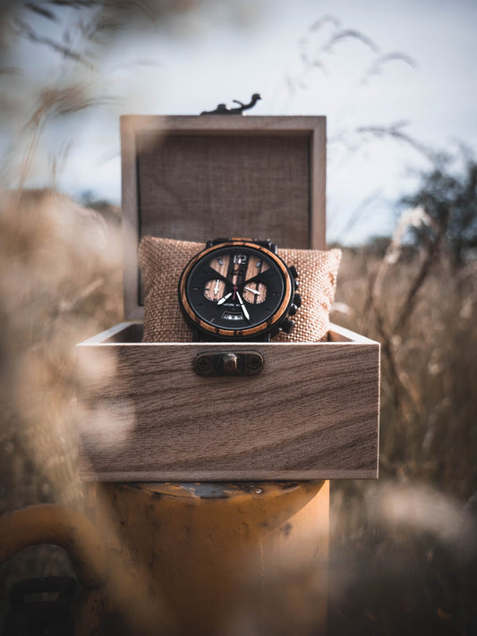 Montre en bois The Wood Stock dans son coffret ouvert, prête à offrir