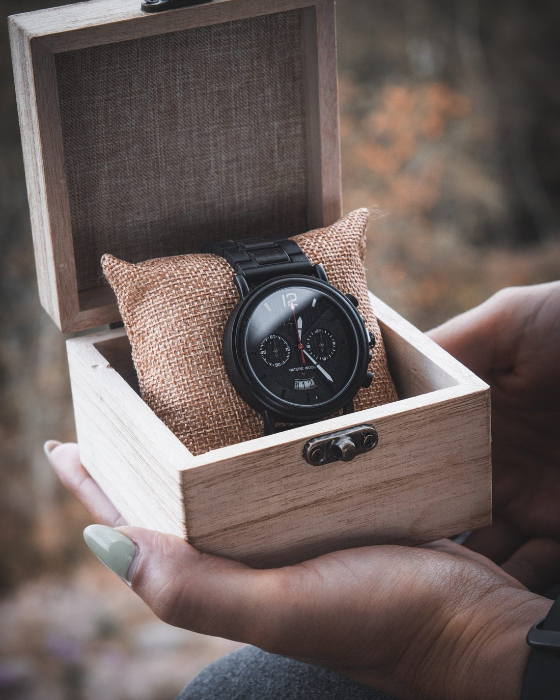 Montre en bois offerte dans son coffret, tenue à deux mains, cadeau pour 10 ans de mariage