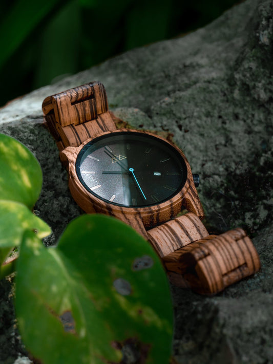 Montre en bois zébrano The Wood Stock posée sur une pierre