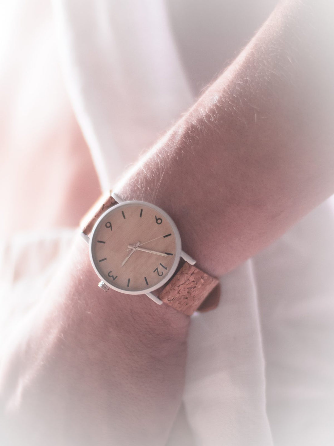 Montre en bois The Wood Stock à cadran clair portée sur une manche de chemise