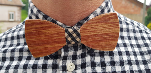 Nœud papillon en bois The Wood Stock sur une chemise blanche
