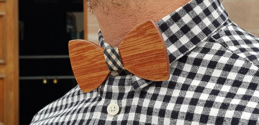 Nœud papillon en bois clair The Wood Stock sur une chemise à carreaux