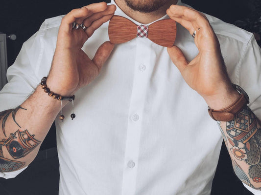 Homme en tenue de cérémonie avec un nœud papillon en bois The Wood Stock