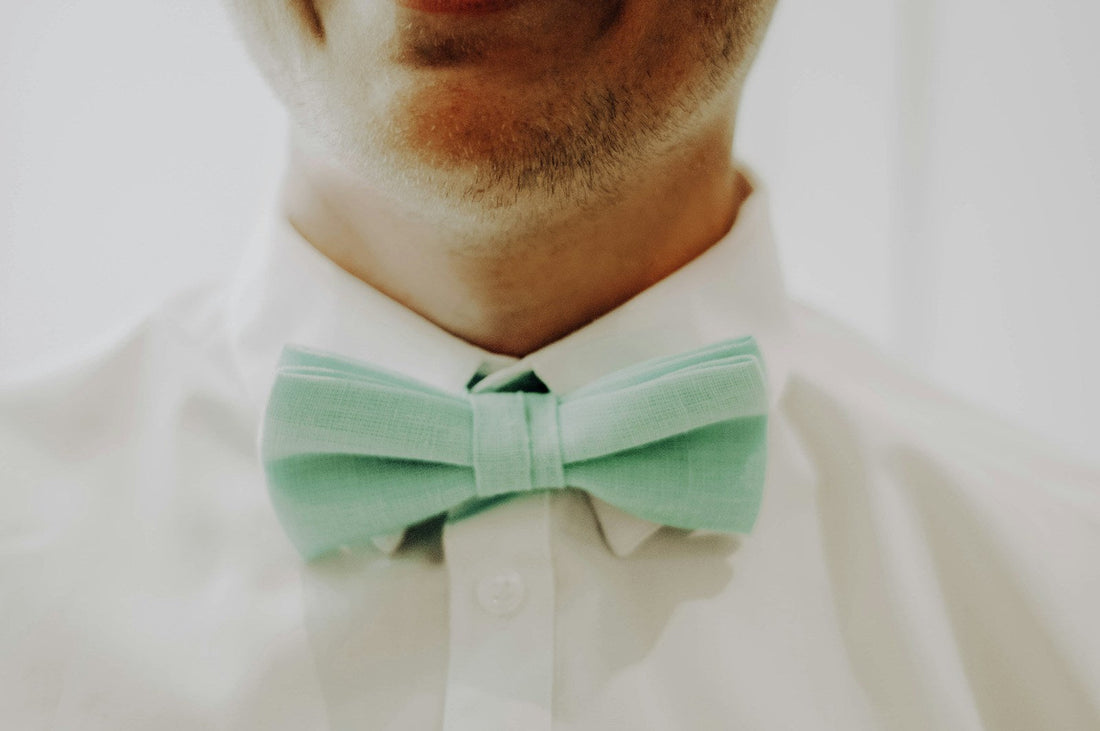 Nœud papillon en lin vert d'eau noué sur une chemise blanche