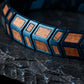 Gros plan sur le motif chevrons du bracelet Orwell Bleu Noyer - acier bleu brosse et grain du noyer