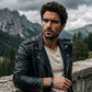 Homme portant le bracelet Orwell Bleu Noyer en veste de cuir face a un paysage de montagne
