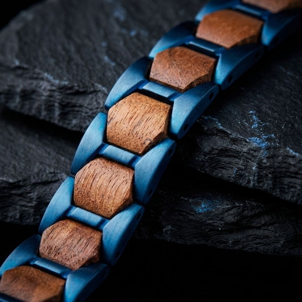 Gros plan sur les hexagones du bracelet Harlow Bleu Noyer - acier bleu brosse et grain du noyer