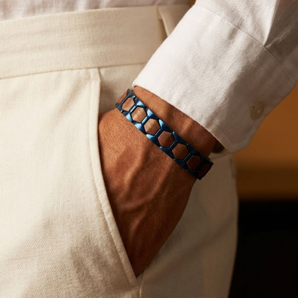 Bracelet homme Harlow Bleu Noyer porte au poignet avec une chemise en lin