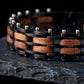 Gros plan sur les rivets du bracelet Rowan Noir Noyer - acier noir brosse et grain du noyer