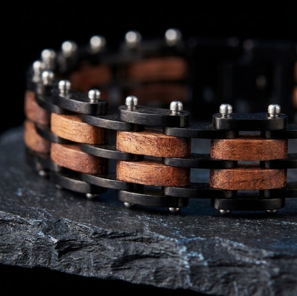 Gros plan sur les rivets du bracelet Rowan Noir Noyer - acier noir brosse et grain du noyer