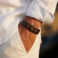 Bracelet homme Rowan Noir Noyer porte au poignet avec une chemise en lin