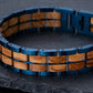 Gros plan sur les maillons du bracelet Sequoia Bleu Olivier - acier bleu brosse et grain de l'olivier