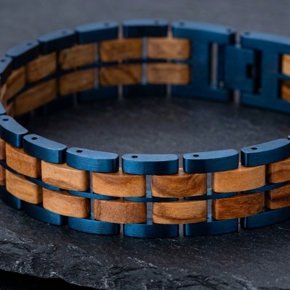 Gros plan sur les maillons du bracelet Sequoia Bleu Olivier - acier bleu brosse et grain de l'olivier