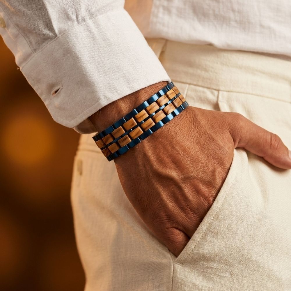 Bracelet homme Sequoia Bleu Olivier porte au poignet avec une chemise en lin