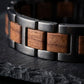 Gros plan sur les maillons du bracelet Kestrel - acier brosse finition Gunshot et grain du bois de noyer