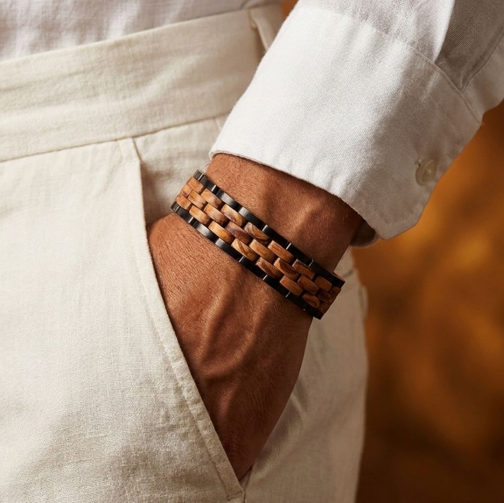 Bracelet homme Atlas Noir Olivier porte au poignet avec une chemise en lin
