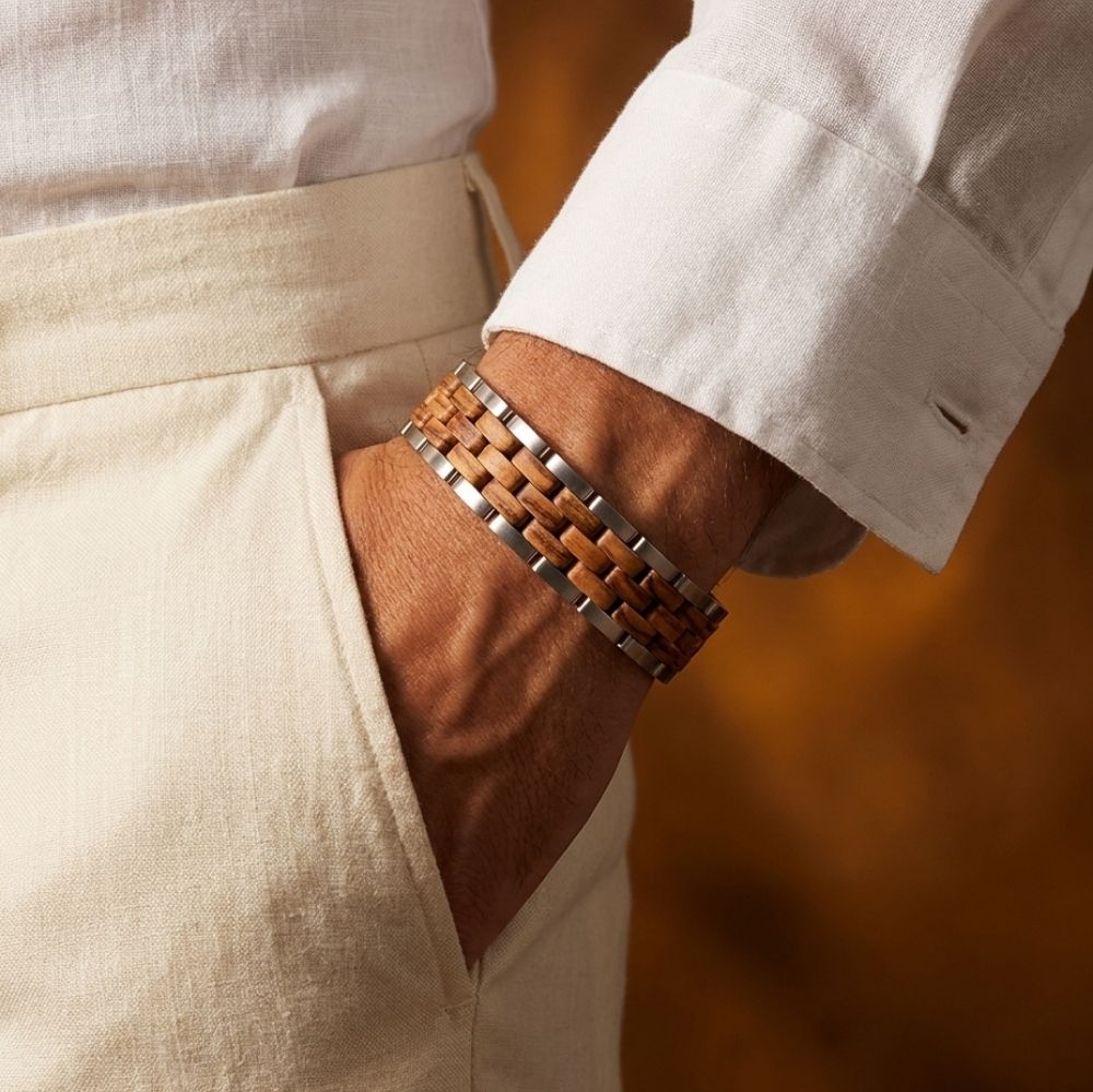Bracelet homme Atlas Poli Olivier porte au poignet avec une chemise en lin