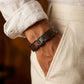 Bracelet homme Kestrel Gunshot Noyer porte au poignet avec une chemise en lin
