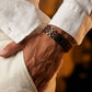 Bracelet homme Sequoia Noir Noyer porte au poignet avec une chemise en lin