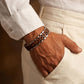 Bracelet homme Atlas Brosse Noyer porte au poignet avec une chemise en lin