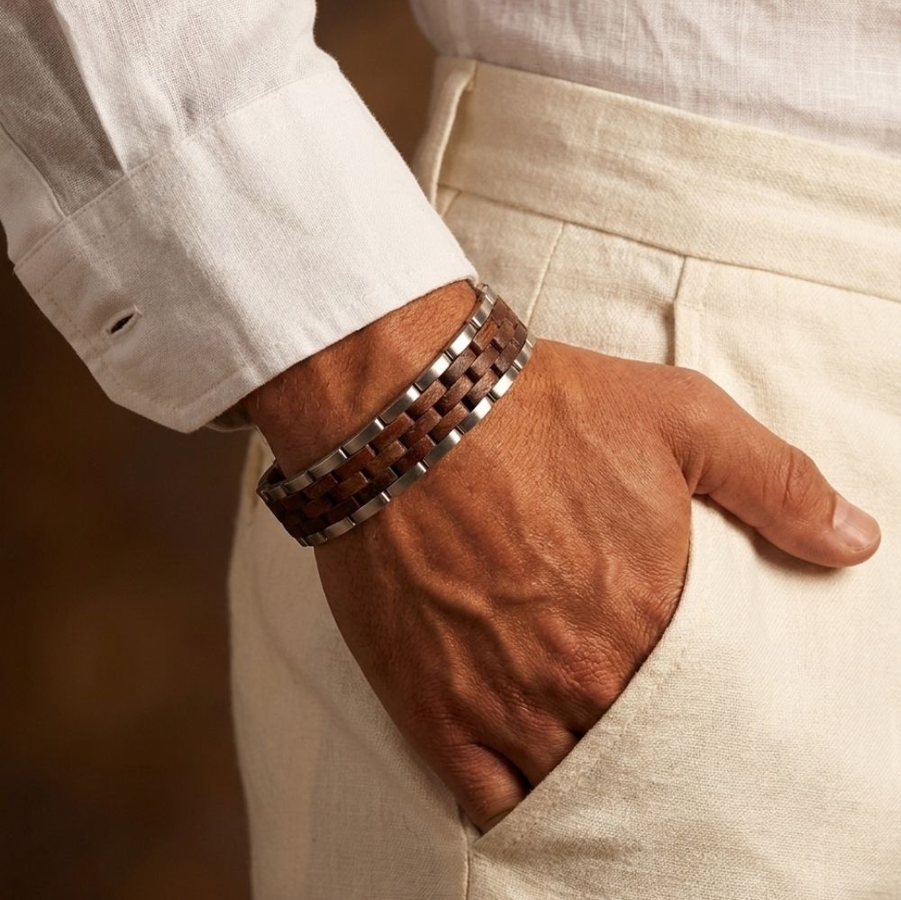 Bracelet homme Atlas Brosse Noyer porte au poignet avec une chemise en lin