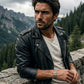 Homme portant le bracelet Faron Brosse Erable en veste de cuir face a un paysage de montagne