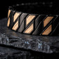 Gros plan sur les diagonales du bracelet Faron Noir Erable - acier noir mat et grain de l'erable