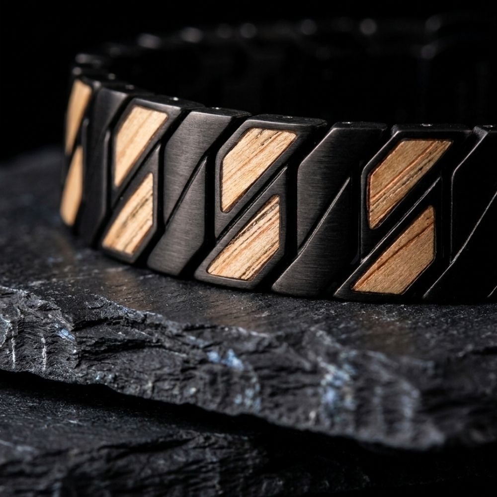 Gros plan sur les diagonales du bracelet Faron Noir Erable - acier noir mat et grain de l'erable