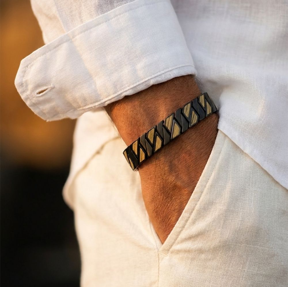 Bracelet homme Faron Noir Erable porte au poignet avec une chemise en lin