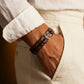Bracelet homme Orwell Noir Noyer porte au poignet avec une chemise en lin