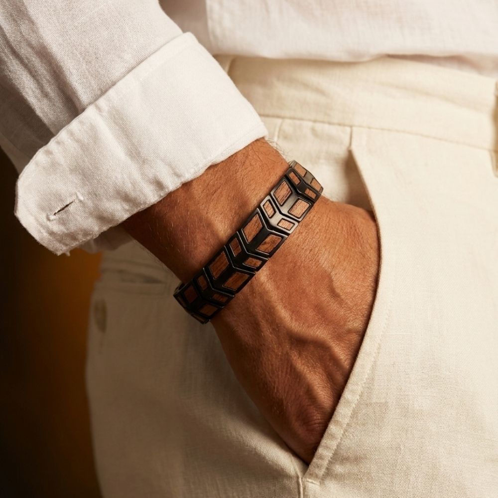 Bracelet homme Orwell Noir Noyer porte au poignet avec une chemise en lin