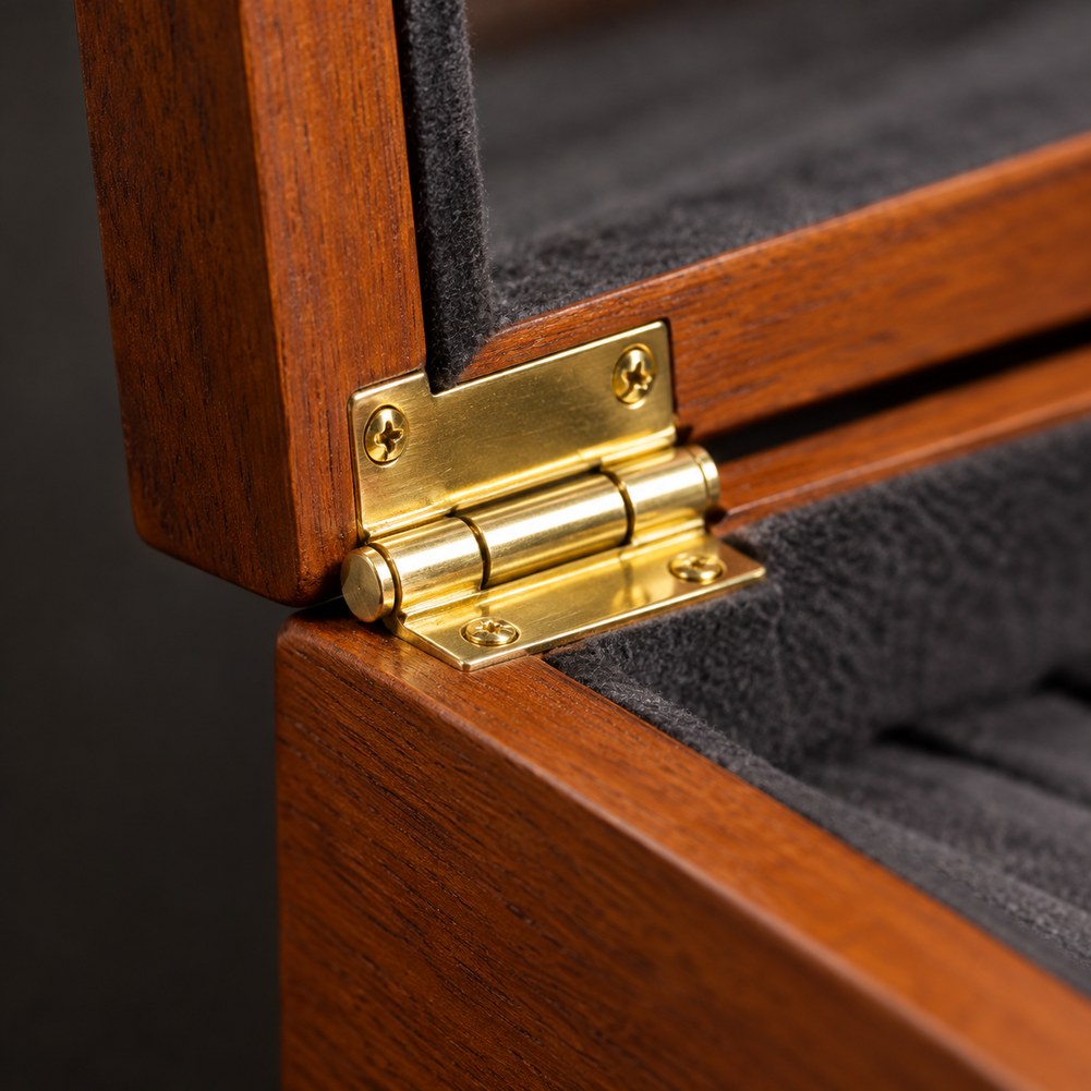 Boîte à Bijoux en Bois Gris pour Colliers - Noria, détail de la fermeture