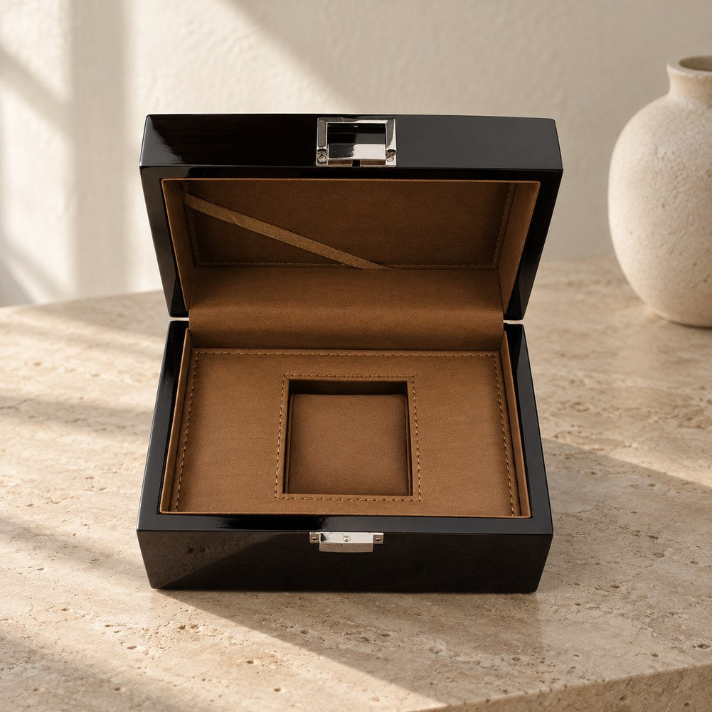 Boîte pour Une Montre en Bois d'Ébène - Unéo, en ambiance