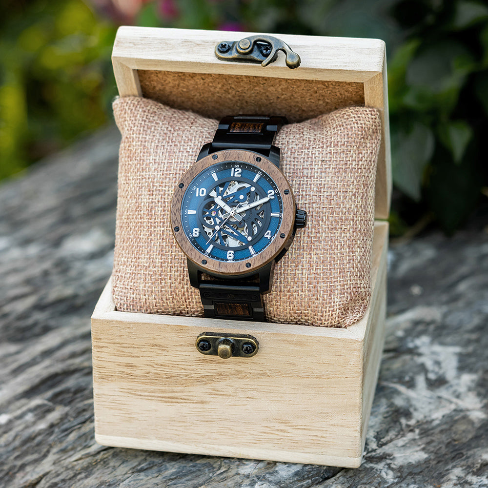 Montre en bois homme automatique squelette Pharow en situation, photo 3