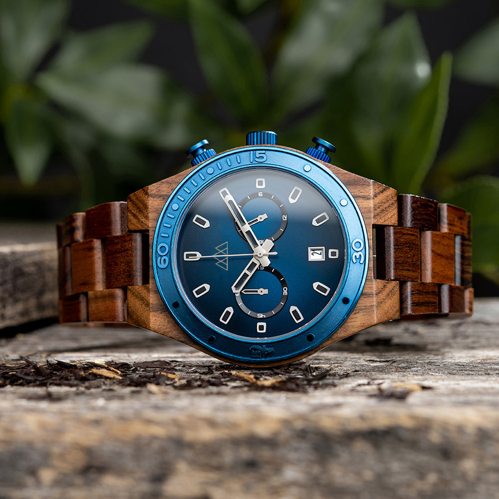 Montre en bois pour homme bleue Roadster Blue en situation, photo 2