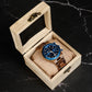 Montre en bois pour homme bleue Roadster Blue en situation, photo 3