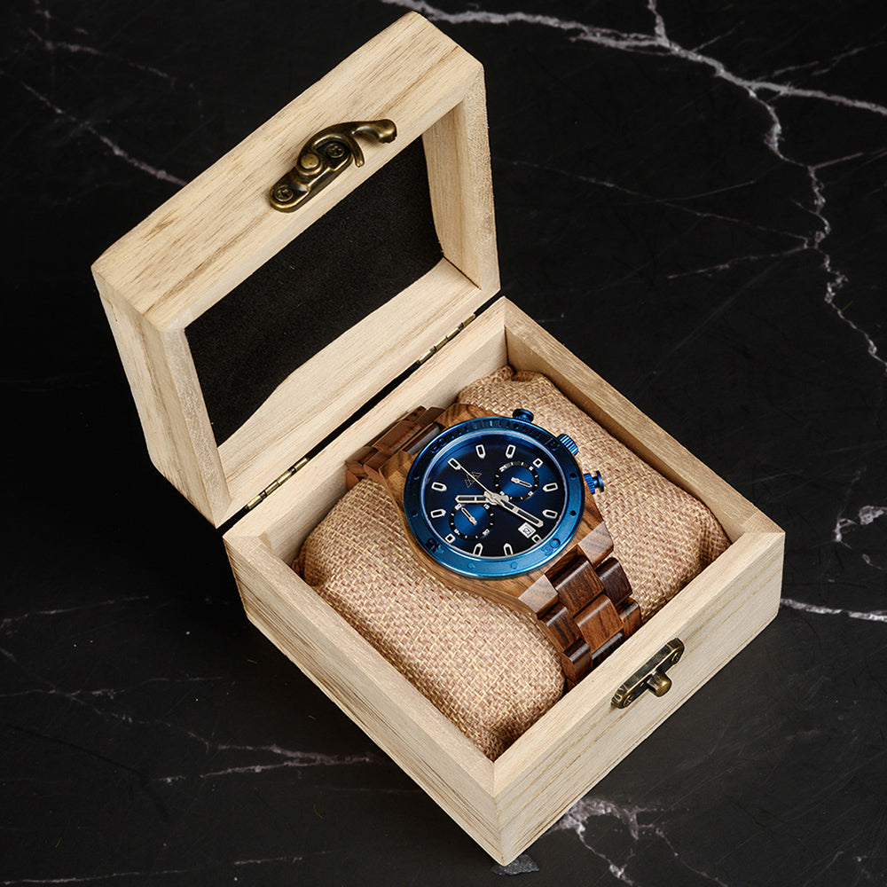 Montre en bois pour homme bleue Roadster Blue en situation, photo 3