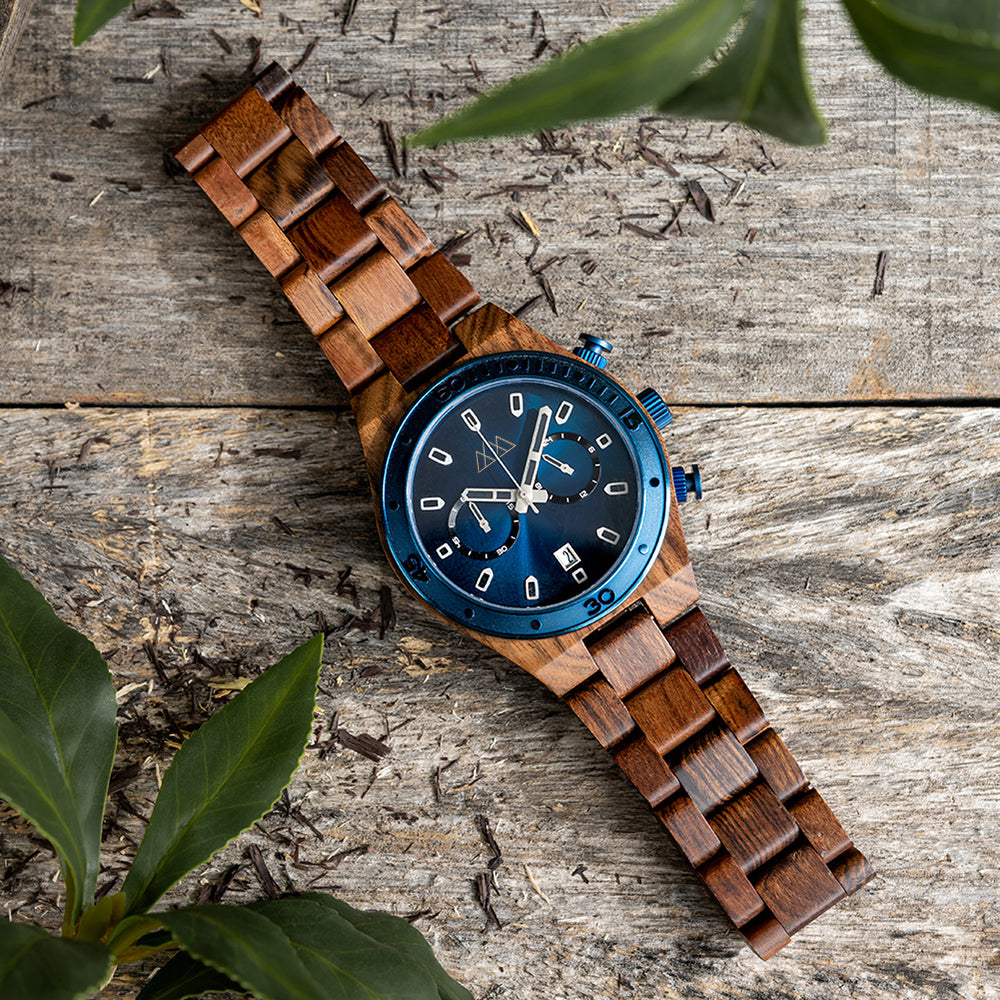 Montre en bois pour homme bleue Roadster Blue en situation, photo 4