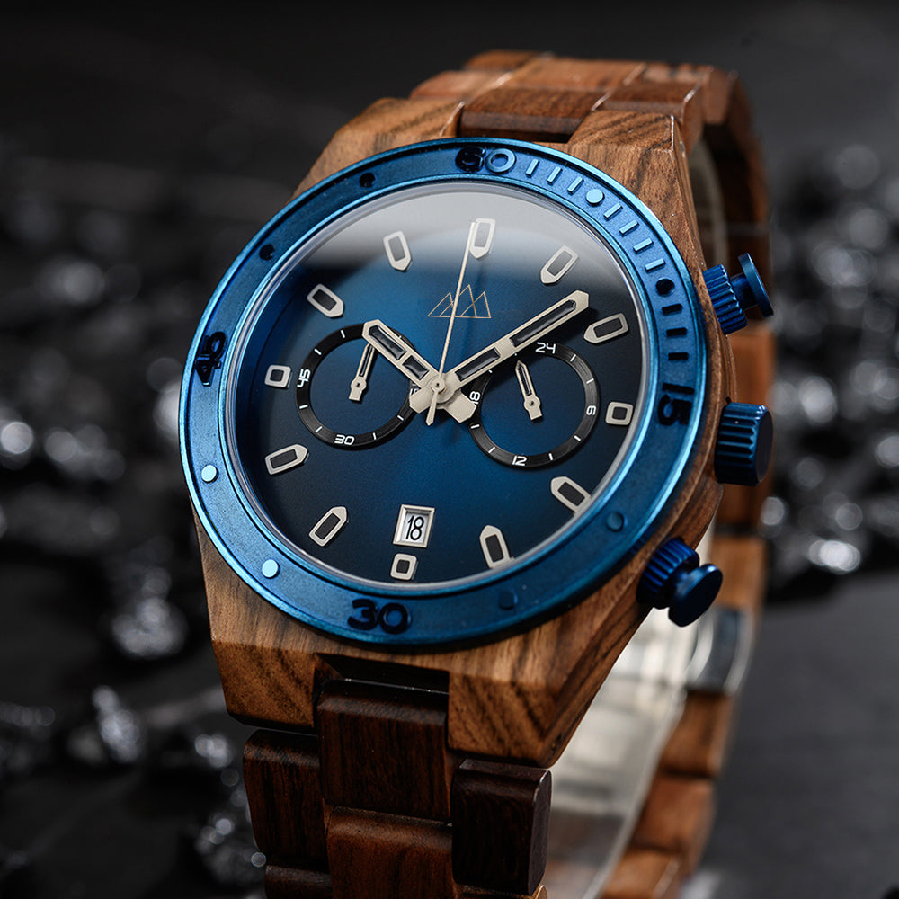 Montre en bois pour homme bleue Roadster Blue en situation