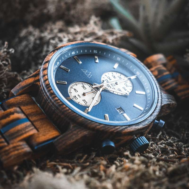 Gros plan du cadran bleu de la montre en bois Brooklyn Blue