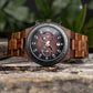 Montre en bois pour homme marron Roadster Brown en situation, photo 2